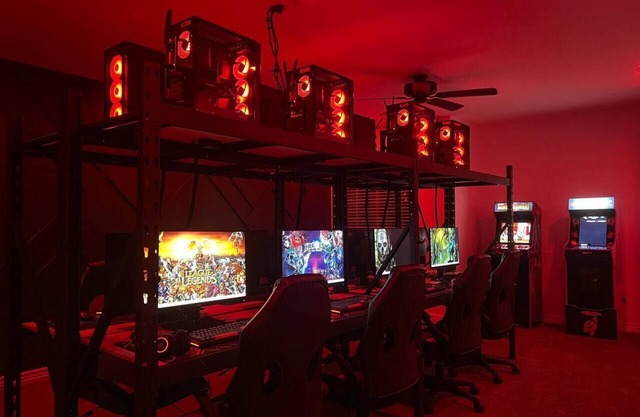 The LAN House - Sleeps 21