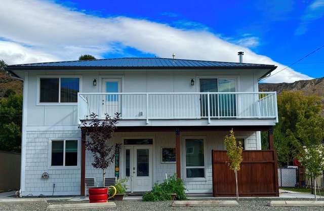 The Laneway: a lovely home in the Village featuring spacious rooms & easy access