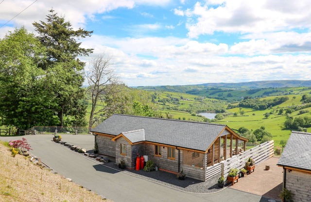 THE LARCHES, family friendly, with hot tub in Llanidloes
