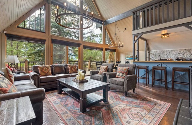 The Legacy Cabin | Hot Tub | Huge Fenced Yard