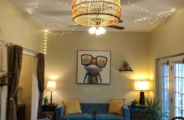 The Lil’ Sanctuary 1 bedroom suite near downtown. Walk to the river!
