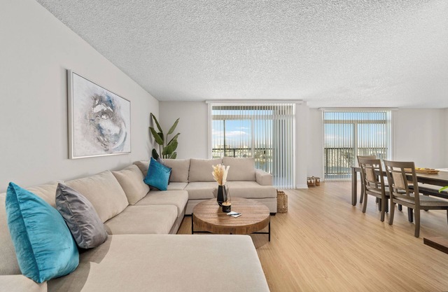The Lilas-3BR Venice Beach Retreat with View, Pool & Hot Tub