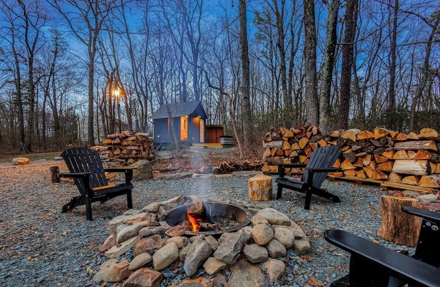 The Little Black Cabin - Sauna, Hot Tub, Fire Pit