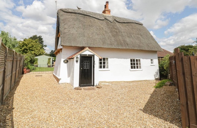 THE LITTLE THATCH COTTAGE, pet friendly, with hot tub in Riseley