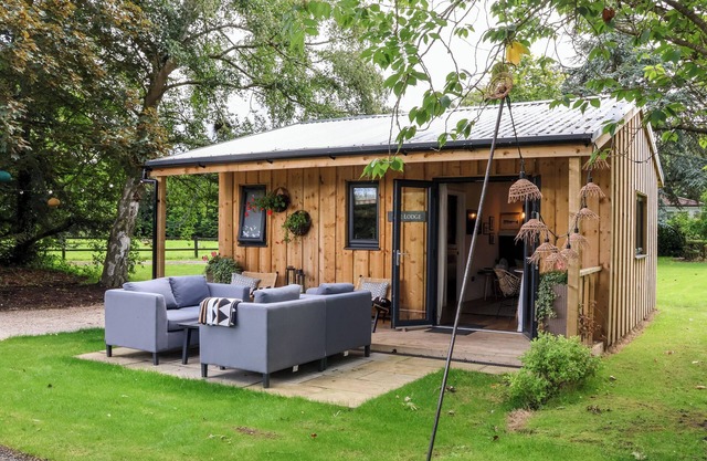 THE LODGE, romantic, luxury holiday cottage, with a garden in York