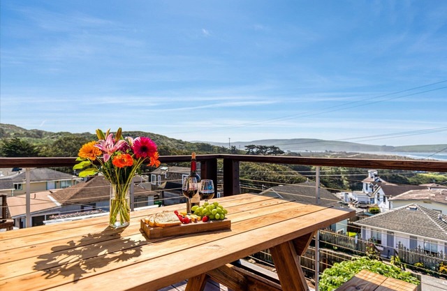 The Lookout-Walk to Beach!Remodeled Charming BeachHouse! Ocean Views!Dog/WiFi