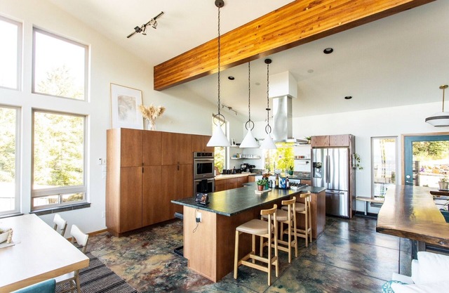 The LoTide/Modern Elegant Oceanside Retreat