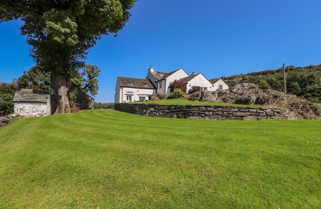 THE LOW HOUSE, pet friendly, character holiday cottage in Kendal