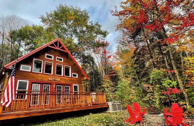 The Maine Mountain House -Cozy cabin w/hot tub & fire pit,walk to ski/bike lift