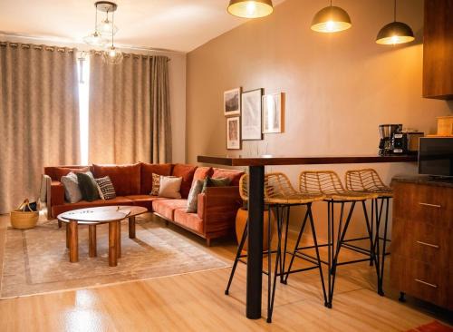 The Maragena - Cozy & secure lakeside 2BR, family & WFH friendly