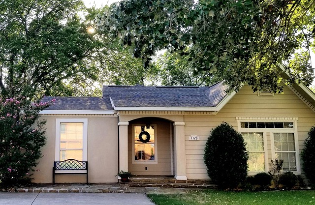 'The Merlot House' Near Historic Grapevine-Family friendly-great location!