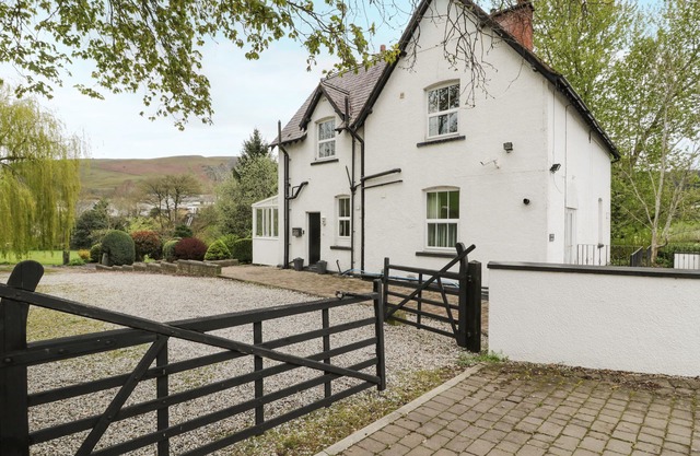 THE MILL HOUSE, pet friendly, character holiday cottage in Carrog