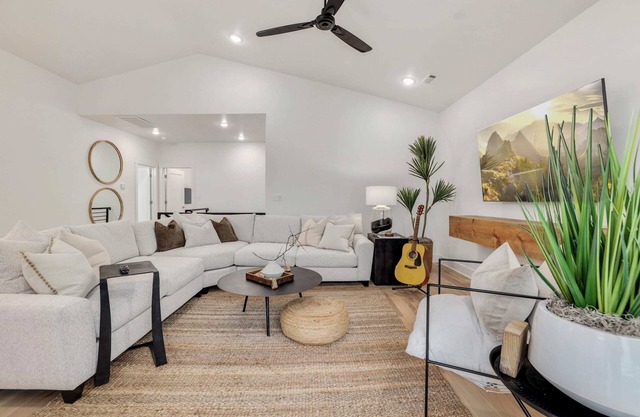 The Monroe - Modern Townhome - 1 mi to DT