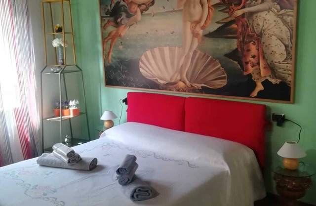 The most glamorous lounge in downtown: romantic sensory and rock!