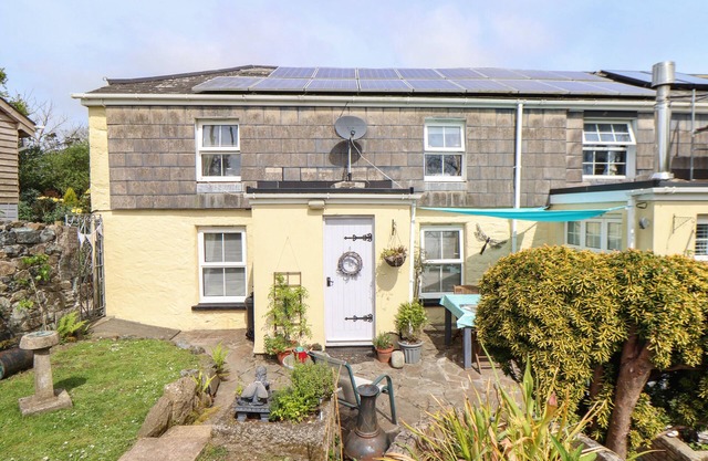 THE NEST, character holiday cottage, with a garden in Mawgan