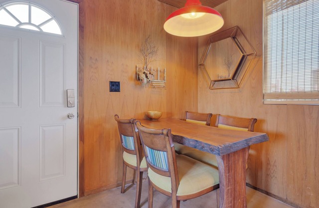 The Nest: Luxury 1-bed w/clawfoot tub, outdoor shower & AC in Bombay Beach