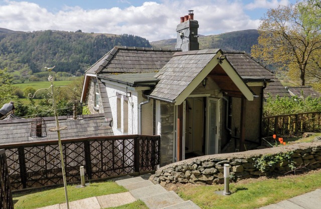 THE NOOK, country holiday cottage, with a garden in Maenan