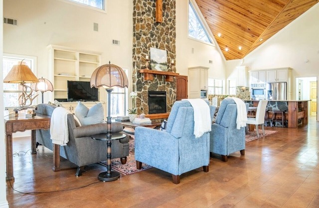 The O Stone, 3BR Cabin Retreat by VelvetDitchVillas