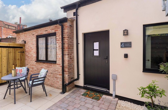THE OLD BAKEHOUSE, luxury holiday cottage, with a garden in Beverley