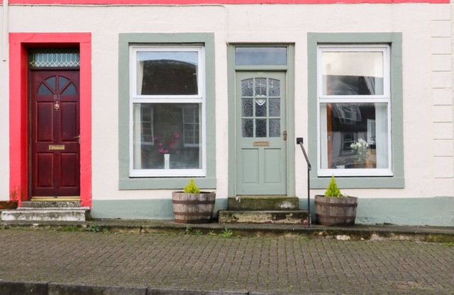 THE OLD BAKERY, pet friendly, with hot tub in Whithorn