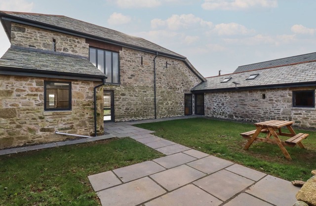 THE OLD CATTLE BARN, pet friendly, with a garden in Launceston