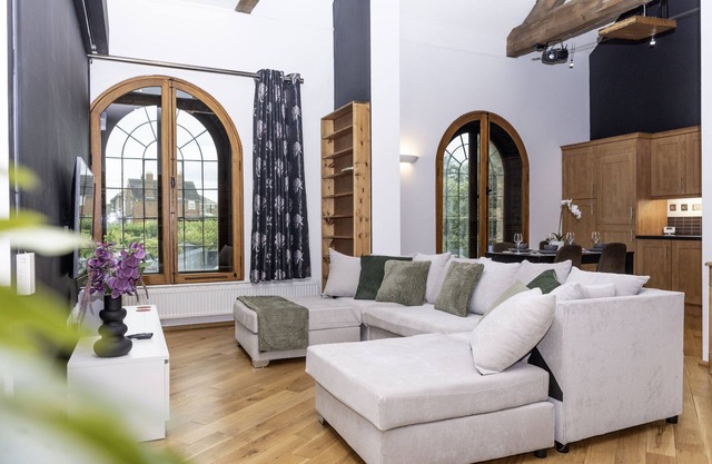The Old Chapel - Telford - Sleeps 8
