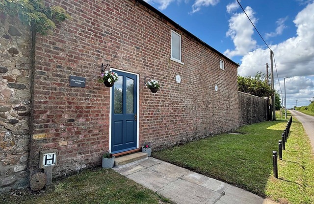 THE OLD COACH HOUSE AT THE VICARAGE, pet friendly in Hornsea