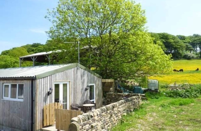THE OLD CORN STORE, pet friendly, with hot tub in Haworth