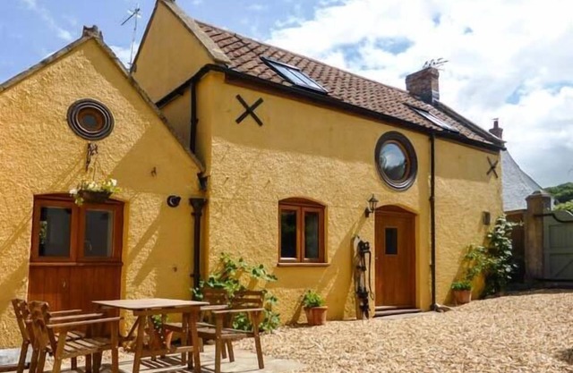 THE OLD COTTAGE, family friendly, with a garden in Weston-Super-Mare