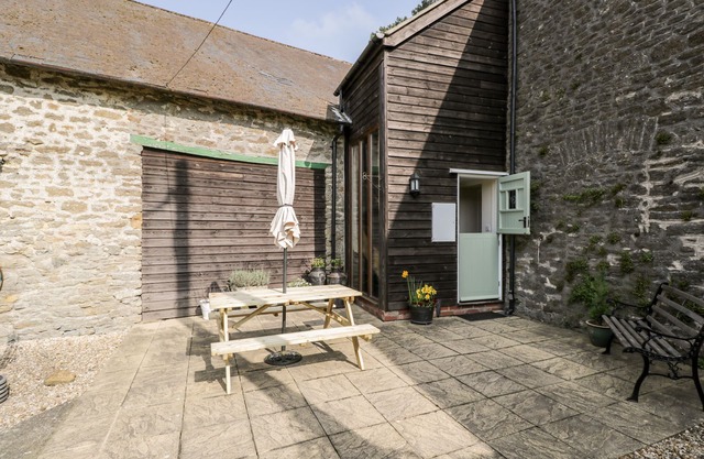 THE OLD SCHOOL ROOM, character holiday cottage in East Chelborough