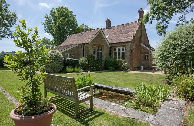 The Old School - sleeps 6 guests in 3 bedrooms