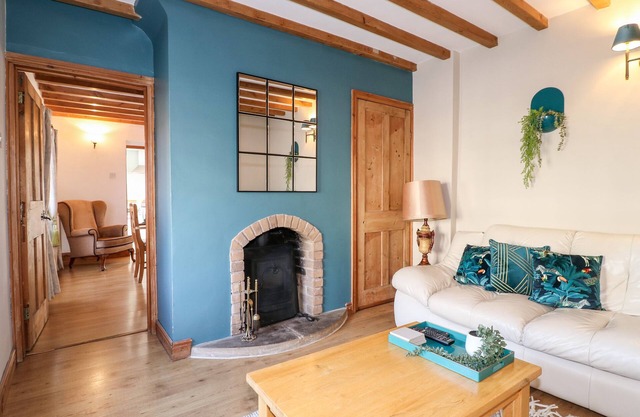 THE OLD SWEET SHOP, pet friendly, with open fire in Scalford