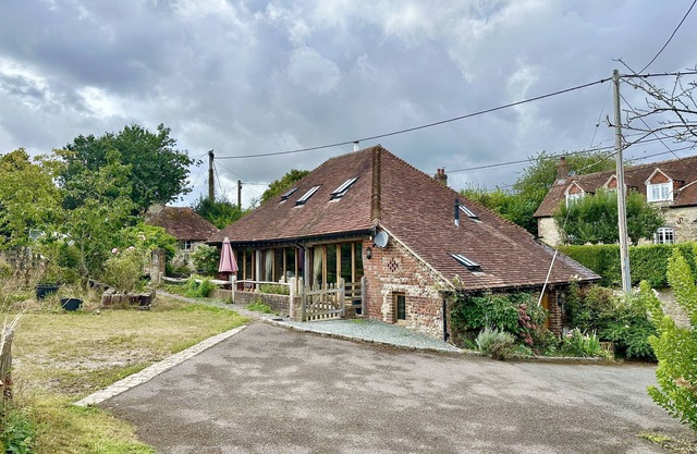 The Old Tractor Shed by inspirestays.com - a cottage that sleeps 4 guests in 2 bedrooms
