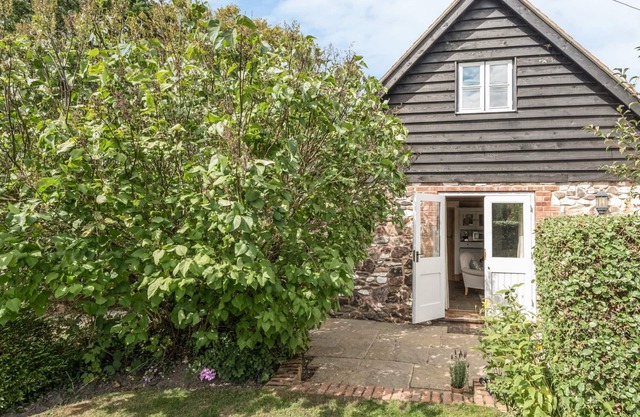 THE OLD WORKSHOP, pet friendly, with open fire in Picklescott
