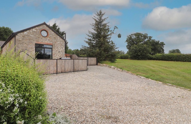 THE OLD WORKSHOP, romantic, luxury holiday cottage in Denbigh