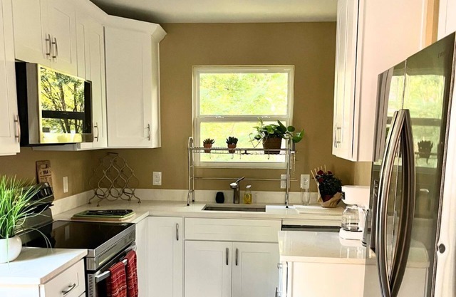 The Owl’s Perch – Comfortable 2 Bed and 2 Bath ADU Home with Parking