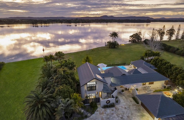 The Palms Yamba - Private luxurious riverfront estate!