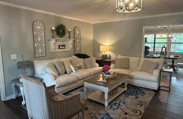 The Parker House –Charming 3BR Retreat with Porch Swing, Perfect for Girls’ Trip