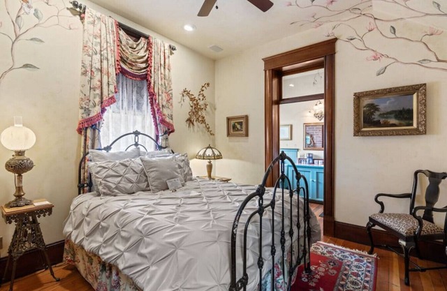 The Peerless Hotel | Signature Room #6 | Clawfoot Tub |Historic District
