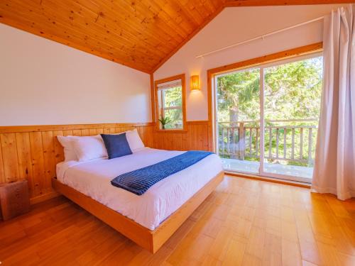 The Perch Modern 2 Bed Cabin with Patio and Hot Tub
