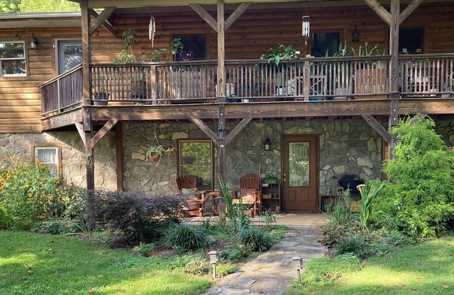 The perfect country get away only 15 minutes to downtown Asheville.