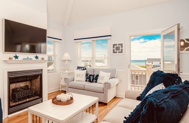 The Perfect Island Getaway - Ocean Views + Steps to the Sand! Atlantic Beach, NC