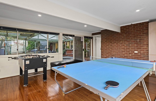 The Perfect Transit, Large, w/Game Room + Alfresco, 5min/Airport - 15min City