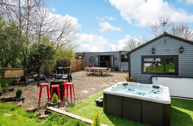 The Pine Lodge with Hot Tub & Games Room