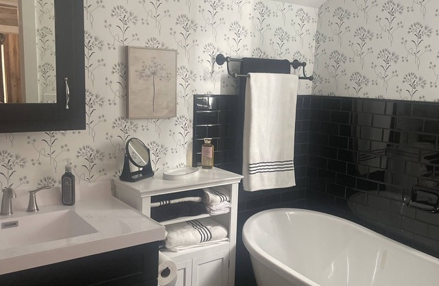 The Pink House - Charming, fully renovated, quiet getaway