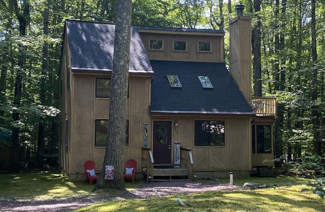 The Poconos are calling- Locust Lakes private gem.Near JFBB, casinos & outlets