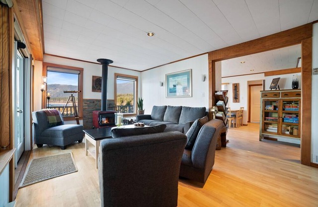 The Point | Port Renfrew | 180-degree ocean views and private hot tub!