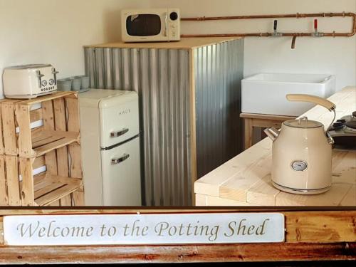 The Potting Shed near Tenby, 100" Projector, Four poster bed, On-site HOT TUB access via Spa Pack