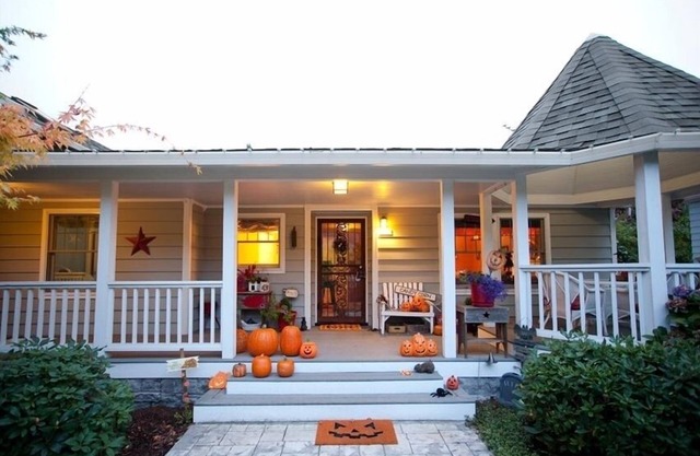 The Pumpkin House 3 Miles to Downtown Portland New Hot Tub