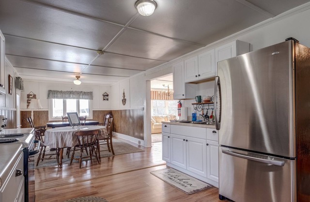 The Quintessential Lakefront Cabin! Sleeps 12